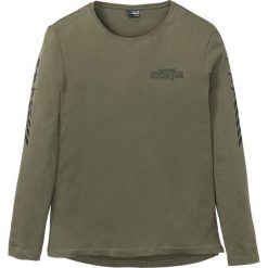 Shirt z długim rękawem i dużym nadrukiem z tyłu bonprix ciemnooliwkowy. Zielone koszulki męskie bonprix, s, z nadrukiem, bez kołnierzyka, z długim rękawem, długie. Za 54,99 zł.