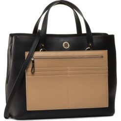 Torebka TOMMY HILFIGER - Charming Tommy Working AW0AW08162 BLK. Czarne torebki klasyczne damskie TOMMY HILFIGER, z aplikacjami, ze skóry ekologicznej, klasyczne, zdobione, bez dodatków. W wyprzedaży za 509,00 zł.