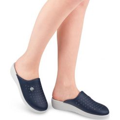 Klapki damskie Inblu 40-33 Granatowe. Niebieskie koturny damskie Inblu, na wysokim obcasie, na koturnie, bez zapięcia. Za 47,50 zł.