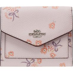 Coach SMALL WALLET Portfel sv/ice pink floral bow. Czerwone portfele damskie marki Coach. Za 399,00 zł.