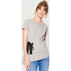 Koszulka z wiązaniem w talii - Jasny szar. Szare t-shirty damskie marki Mohito, l. W wyprzedaży za 29,99 zł.