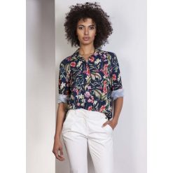 Koszula Oversize z Kieszeniami w Kwiaty. Niebieskie bluzki damskie marki Molly.pl, s, w kwiaty, z jeansu, eleganckie, z długim rękawem. Za 118,90 zł.