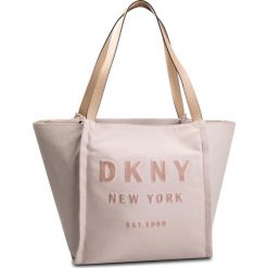 Torebka DKNY - Courtney-Ew Tote-Can R91AGB32 Iconic Blush 3IB. Różowe torebki klasyczne damskie DKNY, bez wzorów, z materiału, klasyczne, duże, bez dodatków. W wyprzedaży za 469,00 zł.