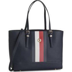 Torebka TOMMY HILFIGER - Honey Med Tote Corp AW0AW07398 0G7. Niebieskie torebki klasyczne damskie TOMMY HILFIGER, bez wzorów, ze skóry ekologicznej, klasyczne, na ramię, bez dodatków. Za 749,00 zł.