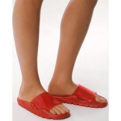 Czerwone Klapki Convincing. Czerwone klapki damskie Born2be, bez wzorów, bez obcasa. Za 49,99 zł.