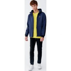 Kurtka z materiału technicznego z kapturem. Zielone kurtki męskie marki Pull&Bear, m, z polaru, z kapturem. Za 89,90 zł.