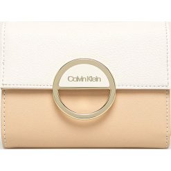 Calvin Klein - Portfel. Białe portfele damskie Calvin Klein, bez wzorów, ze skóry ekologicznej. Za 299,90 zł.