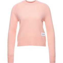 Sweter Calvin Klein Jeans J20J212156. Różowe swetry damskie Calvin Klein Jeans, l, bez wzorów, z jeansu, klasyczne, bez rękawów, bez kaptura. W wyprzedaży za 319,00 zł.
