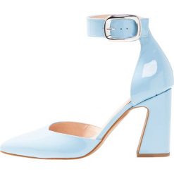 L'INTERVALLE FELICIA Szpilki light blue. Niebieskie czółenka damskie marki L'INTERVALLE, bez wzorów, ze skóry, klasyczne, bez obcasa, na szpilce, bez zapięcia. Za 459,00 zł.