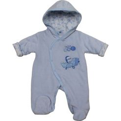 Śpioszki "Aeroplane" w kolorze błękitnym. Niebieskie śpiochy niemowlęce Just Too Cute, z aplikacjami. W wyprzedaży za 87,95 zł.