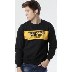 Czarna Bluza Garner. Czarne bluzy męskie Born2be, xl, z nadrukiem, z jeansu, klasyczne, z klasycznym kołnierzykiem, bez rękawów, bez kaptura. Za 39,99 zł.