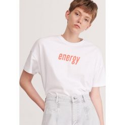 T-shirt z napisem - Biały. Białe t-shirty damskie Reserved, s, z napisami, bez kołnierzyka. W wyprzedaży za 15,99 zł.