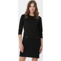 Czarna Sukienka Fremont. Czarne sukienki damskie Born2be, na wiosnę, s, z dzianiny, z okrągłym kołnierzem, mini. Za 69,99 zł.