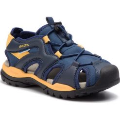 Sandały GEOX - J Borealis B C J920RC 01554 C0657 S Navy/Yellow. Niebieskie sandały chłopięce Geox, ze skóry ekologicznej, bez zapięcia. W wyprzedaży za 199,00 zł.