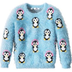 Sweter z zimowym motywem bonprix jasnoniebieski. Niebieskie swetry klasyczne damskie bonprix, z okrągłym kołnierzem. Za 37,99 zł.
