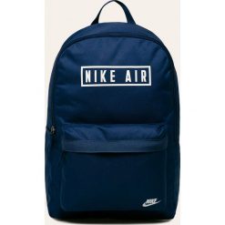 Nike Sportswear - Plecak. Niebieskie plecaki damskie Nike Sportswear, z nadrukiem, z poliesteru. W wyprzedaży za 99,90 zł.