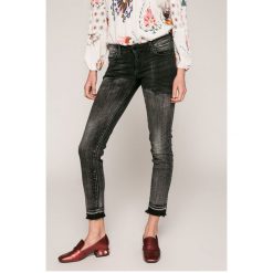 Guess Jeans - Jeansy Beverly. Szare jeansy damskie rurki marki Guess Jeans, z aplikacjami, z bawełny, z obniżonym stanem. W wyprzedaży za 269,90 zł.