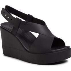 Sandały CROCS - Brooklyn High Wedge W 206222 Black/Black. Czarne klapki damskie Crocs, bez wzorów, z tworzywa sztucznego, bez obcasa, na obcasie. Za 309,00 zł.