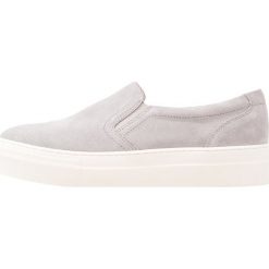 Pier One Półbuty wsuwane grey. Szare trampki męskie Pier One, z materiału. Za 219,00 zł.
