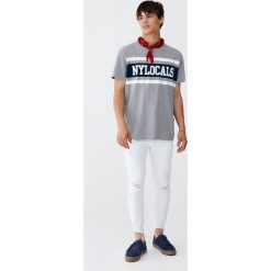 Jeansy rurki z przetarciami. Białe jeansy męskie z dziurami marki Pull&Bear, z jeansu. Za 96,90 zł.