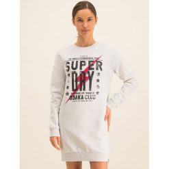 Sukienka dzianinowa Superdry Osaka Club W8000053A. Szare sukienki damskie Superdry, bez wzorów, z bawełny, bez kołnierzyka, bez rękawów. W wyprzedaży za 299,00 zł.