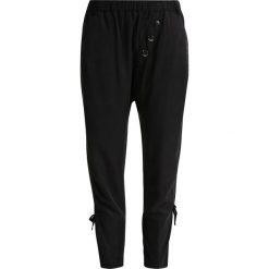 Cream SILLIAN PANTS Spodnie materiałowe pitch black. Czarne spodnie damskie marki Cream, bez wzorów, z elastanu. Za 379,00 zł.