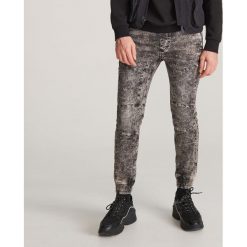 Marmurkowe jeansy jogger - Szary. Szare jeansy męskie Reserved, m, bez wzorów. W wyprzedaży za 89,99 zł.