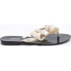 Melissa - Japonki Harmonic Bow. Czarne klapki damskie Melissa, bez wzorów, z gumy, bez obcasa, na obcasie. W wyprzedaży za 99,90 zł.