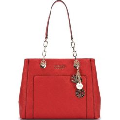 Guess Ilenia Torebka Czerwony. Czerwone torebki klasyczne damskie Guess, z aplikacjami, z materiału, bez dodatków. Za 654,95 zł.