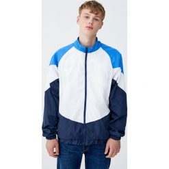 Wiatrówka z kolorowymi panelami retro. Czerwone kurtki męskie Pull&Bear, m, bez wzorów, retro, bez kaptura. Za 69,90 zł.