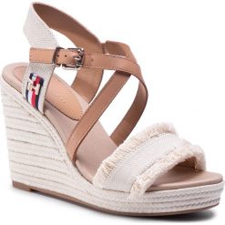 Espadryle TOMMY HILFIGER - Tommy Fringes High Wedge Sandal FW0FW04963YBI Ivory YBI. Brązowe espadryle damskie TOMMY HILFIGER, bez wzorów, ze skóry, bez obcasa, na obcasie. Za 399,00 zł.