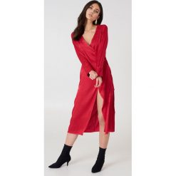 NA-KD Boho Żakardowa sukienka kopertowa z satyny - Red. Czerwone sukienki damskie marki NA-KD Boho, bez wzorów, z satyny, boho, bez kołnierzyka, bez rękawów, midi, kopertowe. W wyprzedaży za 48,58 zł.