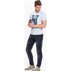 T-shirt męski z melanżowej dzianiny z nadrukiem. Szare t-shirty męskie Top Secret, na zimę, xxl, z nadrukiem, z bawełny, bez kołnierzyka, krótkie. W wyprzedaży za 19,99 zł.