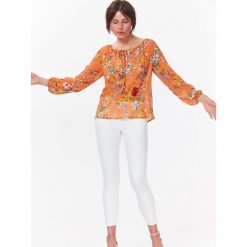 Bluzka damska w modny kwiatowy wzór. Pomarańczowe bluzki damskie Top Secret, w kwiaty, eleganckie, z okrągłym kołnierzem, z długim rękawem. W wyprzedaży za 49,99 zł.