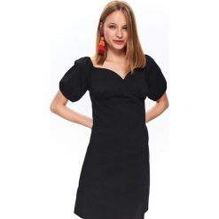 Dopasowana sukienka z bufiastymi rękawami. Czarne sukienki damskie Top Secret, na zimę, bez wzorów, z tkaniny, eleganckie, bez kołnierzyka, z krótkim rękawem, krótkie, mini, dopasowane. W wyprzedaży za 39,99 zł.