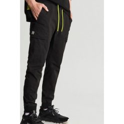 Joggery cargo - Czarny. Czarne spodnie męskie Cropp, m, bez wzorów. Za 149,99 zł.