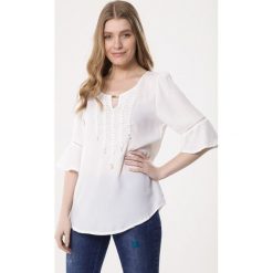 Biała Bluzka Untried. Białe koszule damskie Born2be, na imprezę, xl, z aplikacjami, z okrągłym kołnierzem, z krótkim rękawem. Za 39,99 zł.