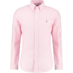 Polo Ralph Lauren SLIM FIT Koszula pink. Szare koszule męskie slim marki Polo Ralph Lauren, l, z bawełny, button down, z długim rękawem. Za 439,00 zł.