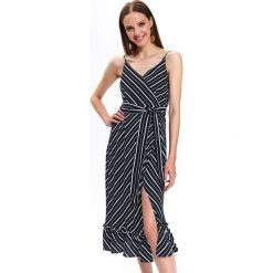 Kopertowa sukienka w paski. Białe sukienki damskie Top Secret, na lato, w paski, eleganckie, z dekoltem w serek, bez rękawów, kopertowe. W wyprzedaży za 59,99 zł.