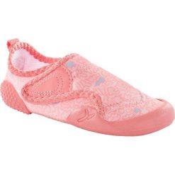 Buty do gimnastyki 580 BABYLIGHT. Różowe buciki niemowlęce DOMYOS, z poliesteru, bez zapięcia. Za 59,99 zł.