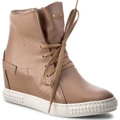 Sneakersy CARINII - B3519 J98-000-000-B88. Brązowe półbuty damskie marki Carinii, bez wzorów, ze skóry, bez obcasa, na obcasie, bez zapięcia. W wyprzedaży za 259,00 zł.
