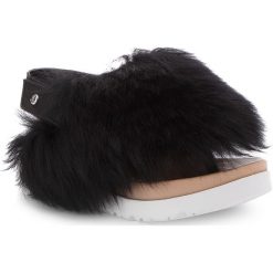 Sandały UGG - Holly 1020045K K/Blk. Czarne sandały dziewczęce marki Ugg, ze skóry ekologicznej, bez zapięcia. W wyprzedaży za 229,00 zł.