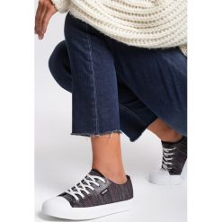 Czarne Trampki Chevron. Czarne trampki i tenisówki damskie Renee, bez wzorów, bez zapięcia. W wyprzedaży za 44,99 zł.