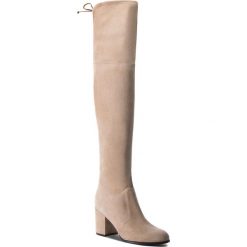 Muszkieterki STUART WEITZMAN - Tieland YL53490 Brownstone Suede. Brązowe kozaki damskie marki Stuart Weitzman, ze skóry, bez obcasa, na obcasie, bez zapięcia. W wyprzedaży za 1779,00 zł.