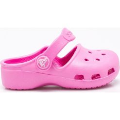 Crocs - Klapki dziecięce Karin. Różowe sandały dziewczęce Crocs, z materiału, z okrągłym noskiem, bez zapięcia. Za 129,90 zł.