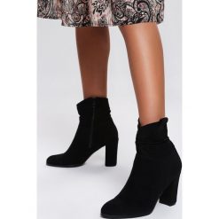 Czarne Botki Hanworth. Czarne botki damskie Renee, ze skóry, biznesowe, przed kolano, na wysokim obcasie, na obcasie, na zamek. Za 149,99 zł.