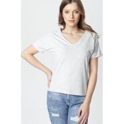 Jasnoszary T-shirt Wrafdiff. Szare bluzki damskie Born2be, s, bez wzorów, z dzianiny, bez kołnierzyka. Za 54,99 zł.