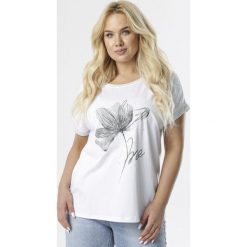 Biała Bluzka Kleonisse. Białe bluzki damskie Born2be, xl, bez wzorów, bez kołnierzyka, bez rękawów. W wyprzedaży za 59,99 zł.
