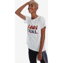 Desigual Koszulka Biały. Białe koszulki damskie Desigual, s, z nadrukiem, z bawełny, bez kołnierzyka, z krótkim rękawem. Za 223,95 zł.