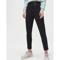 Spodnie chino casual z paskiem - Czarny. Czarne spodnie damskie Cropp, s. W wyprzedaży za 49,99 zł.